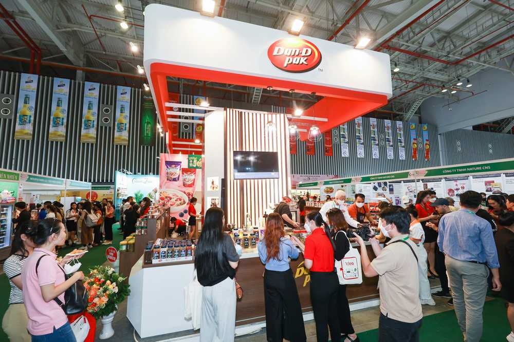 A large number of visitors at the Vietfood & Beverage exhibition