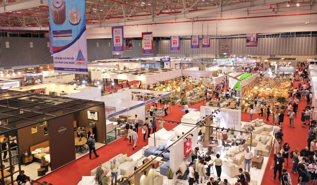 Không khí khách tham  quan hội chợ triển lãm
